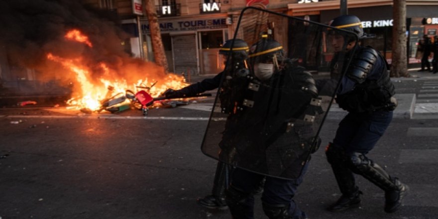 Fransa'da Gözaltına Alınan Rap Şarkıcısına Polis Şiddeti
