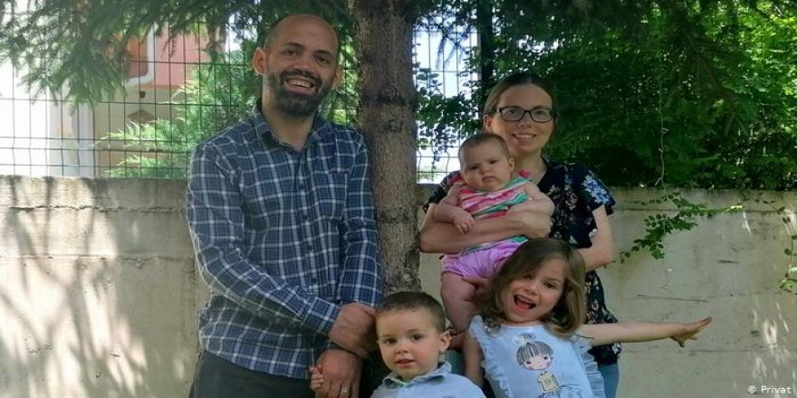 Sınır Dışı Edilecek Pastörün ABD’li Eşi: Ben Tehlikeli Biri Değilim