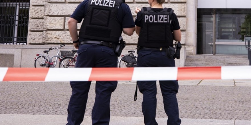 Almanya'da Karantinayı Aşmak İsteyenler 8 Polisi Yaraladı