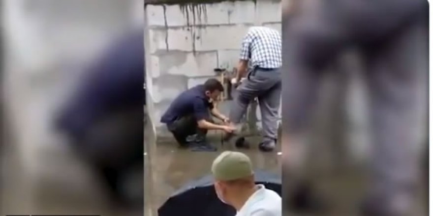 Polis Abdest Alan Yaşlı Adamın Çorabını Giydirdi