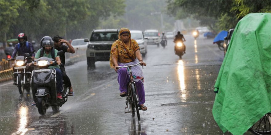 Hindistan'da Yıldırım Düşmesi Sonucu 107 Kişi Öldü