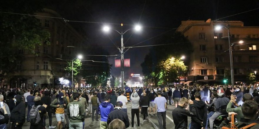 Sırbistan'da Hükümetin Yeni Kovid-19 Tedbirleri Protesto Edildi