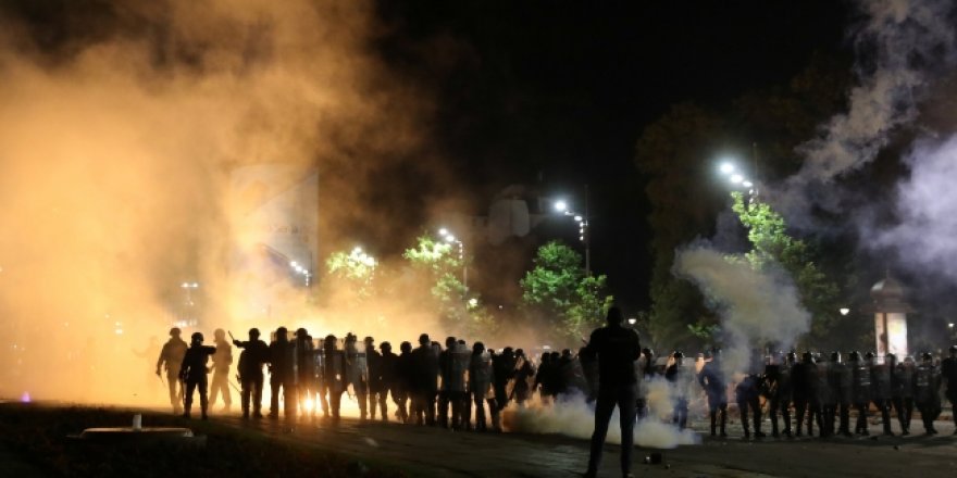 Sırbistan'daki Protestoda 43 Polis Yaralandı