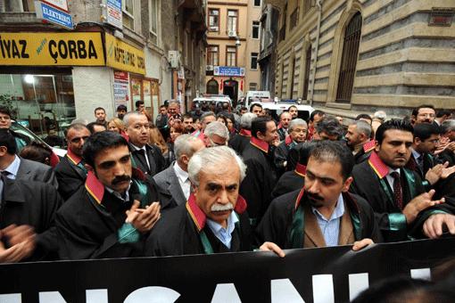 Avukatlar Taksim Polisine İsyan Etti