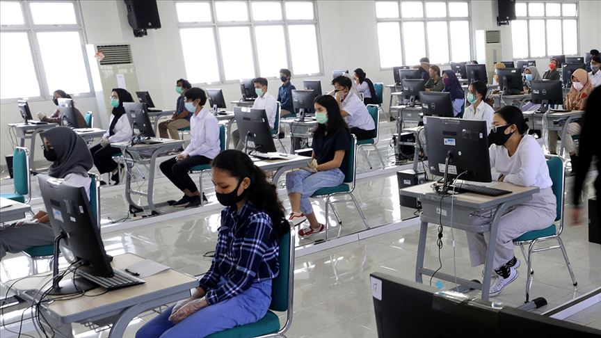Endonezya'da Kovid-19 Gölgesinde Okullar Yeniden Açıldı