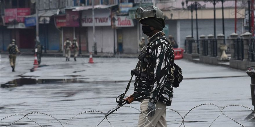 Hindistan'da Sokağa Çıkma Yasakları Geri Geldi