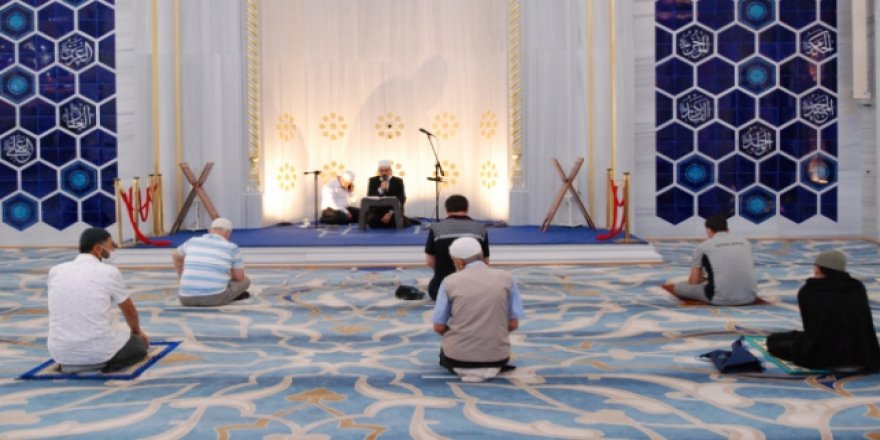 İstanbul'daki Camilerde 15 Temmuz Şehitleri İçin Kur'an Okundu
