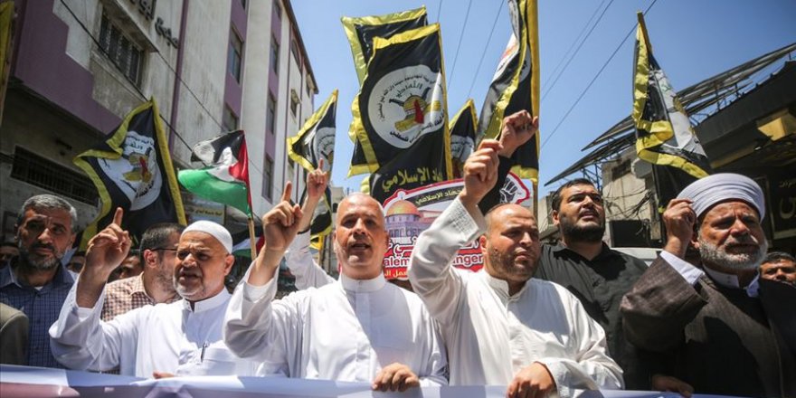 Gazze'de Yüzlerce Kişi İsrail'in Rahmet Kapısı Mescidi'ni Kapatma Kararını Protesto Etti