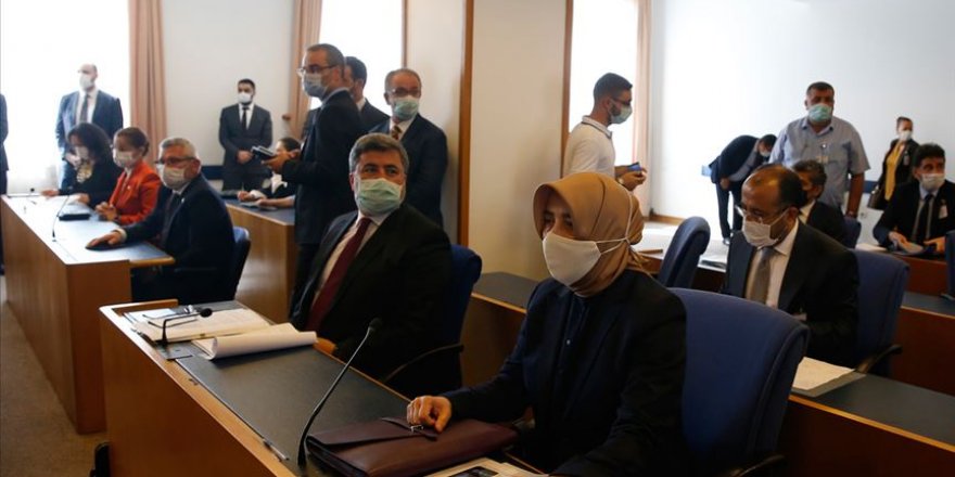 Sosyal medyaya ilişkin düzenlemeleri içeren kanun teklifi TBMM Adalet Komisyonunda kabul edildi