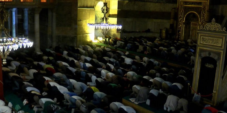 Ayasofya Camii'ne ziyaretçi akını gece de devam etti