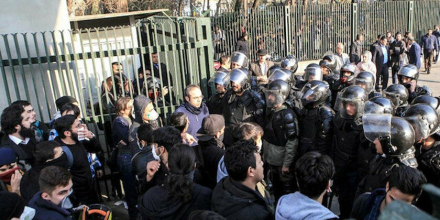 İran'da polis Ermenistan’ı protesto eden Azerilere saldırdı!