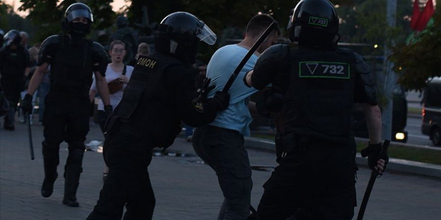 Belarus’taki gösterilerin 4'üncü gününde yaklaşık 700 kişi gözaltına alındı