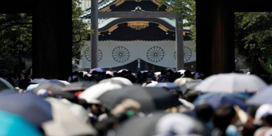 Japonya'da bakanlardan tartışmalı tapınağa ziyaret