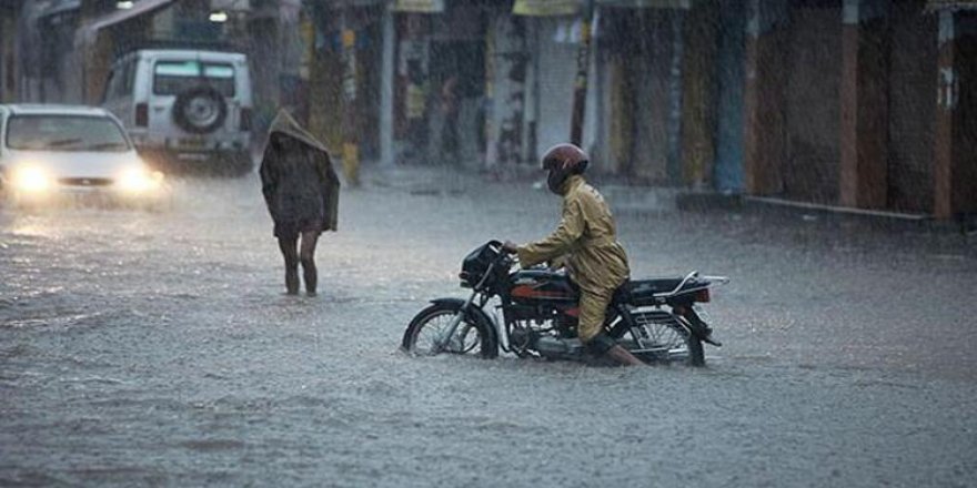 Hindistan'da muson mevsimindeki seller 868 can kaybına neden oldu