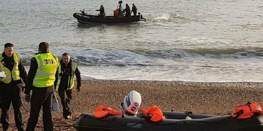 İngiltere'de bir göçmen sahile ulaştığı anda saldırıya uğradı