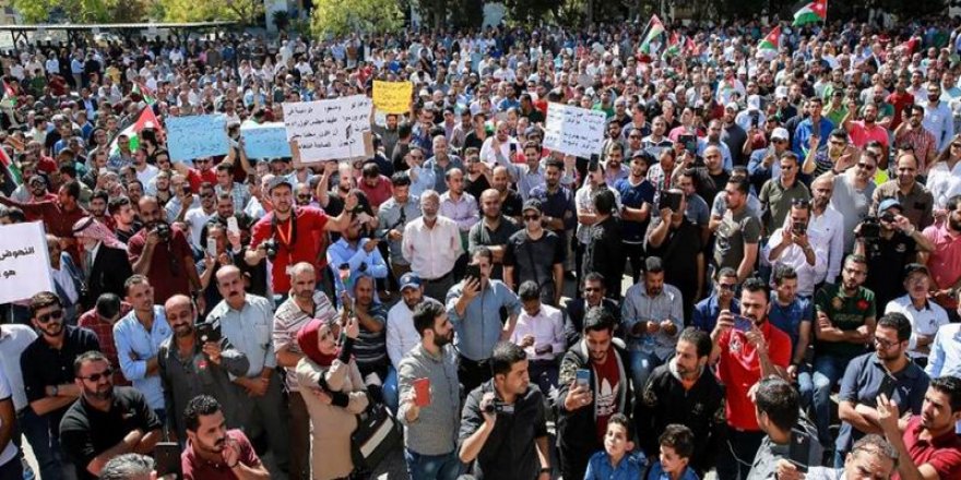 Ürdün'de sendikalarının kapatılmasını protesto eden 1000 öğretmen gözaltına alındı