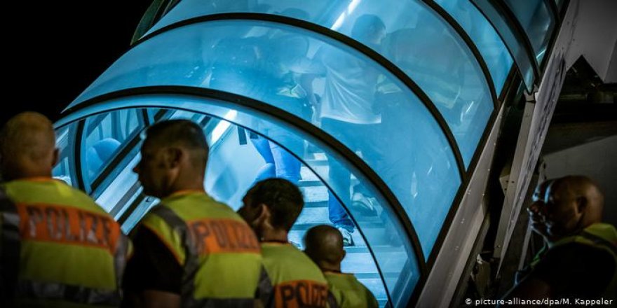 Almanya pandemiye rağmen toplu sınır dışılara devam ediyor