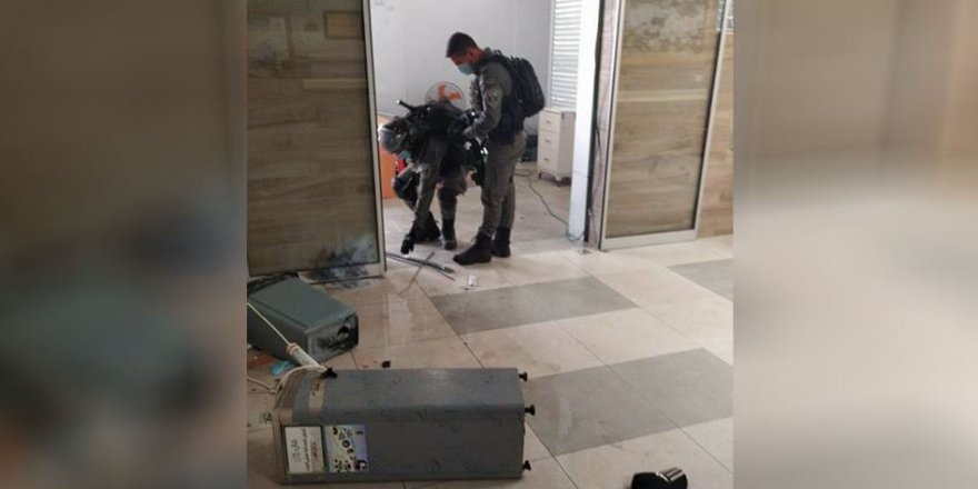 Siyonist İsrail, El-Makasıd Hastanesi’ne baskın düzenledi