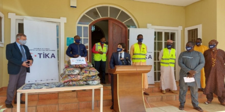 TİKA'dan Gambiya'ya 7 bin 500 maske yardımı