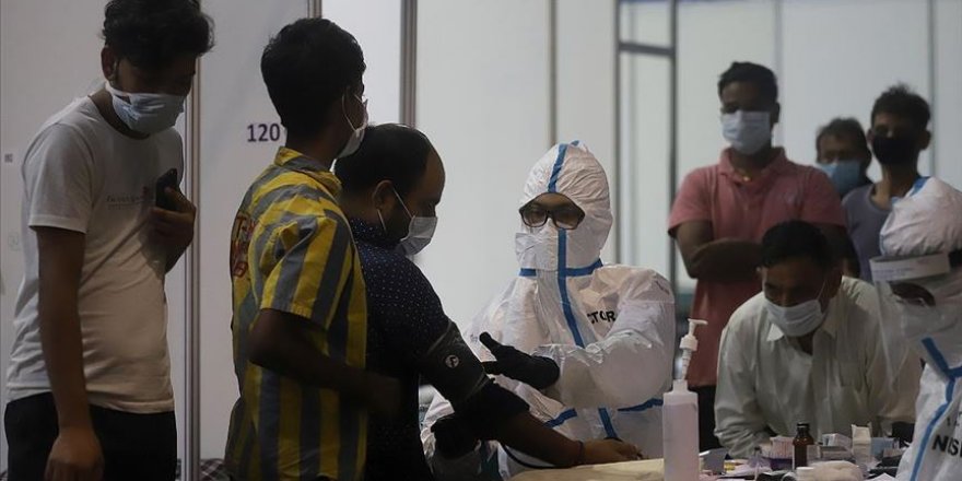 Son 24 saatte Hindistan'da 76 bin kişide Covid vakası tespit edildi