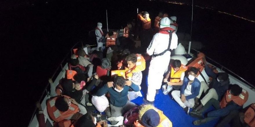 İzmir'de Türkiye kara sularına geri itilen 40 sığınmacı kurtarıldı