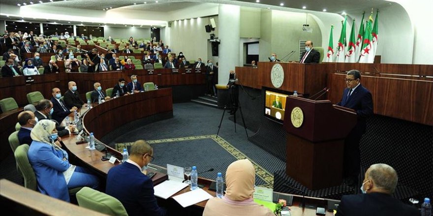 Cezayir'de Anayasa değişiklik taslağı Parlamento'nun üst kanadından geçti