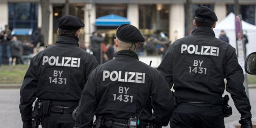 Almanya'da ırkçı paylaşımlarda bulunan 29 polis açığa alındı