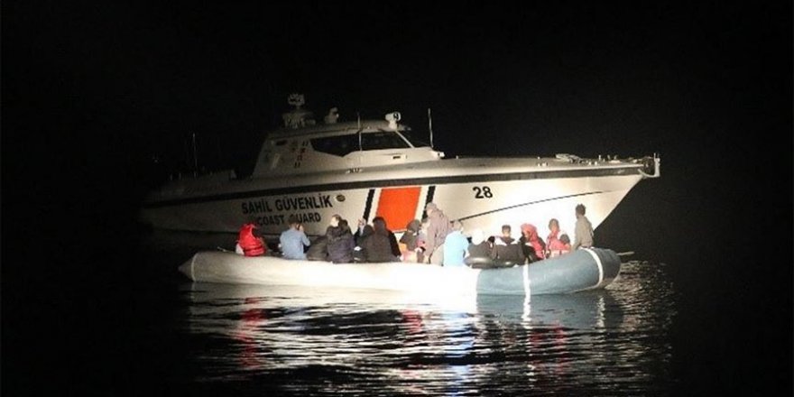 Balıkesir'de Türkiye kara sularına itilen 32 göçmen kurtarıldı