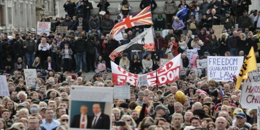 İngiltere’de COVID-19 önlemleri karşıtı grup protesto düzenledi