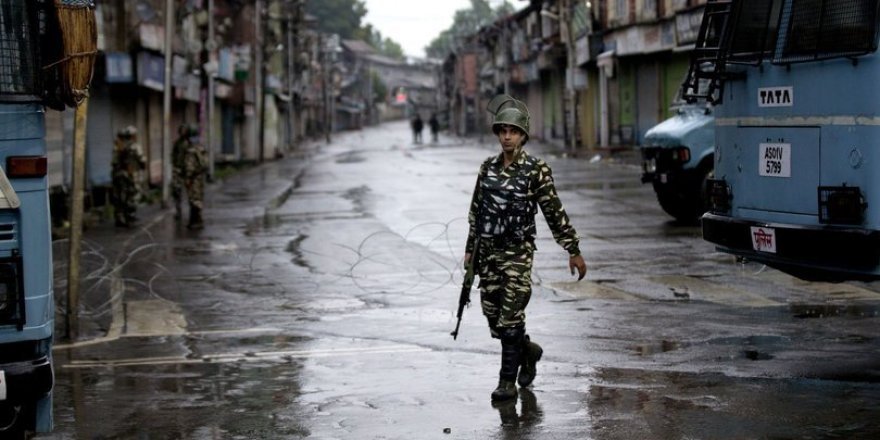 Keşmir'de Hindistan tarafından açılan ateş sonucu biri asker 2 kişi öldü