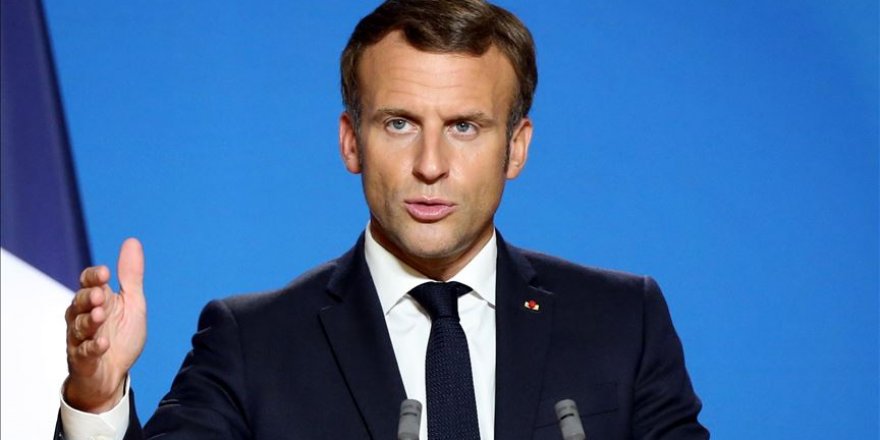 Macron'un İslam'ı hedef alması Fransa'da başörtü karşıtlarını harekete geçirdi