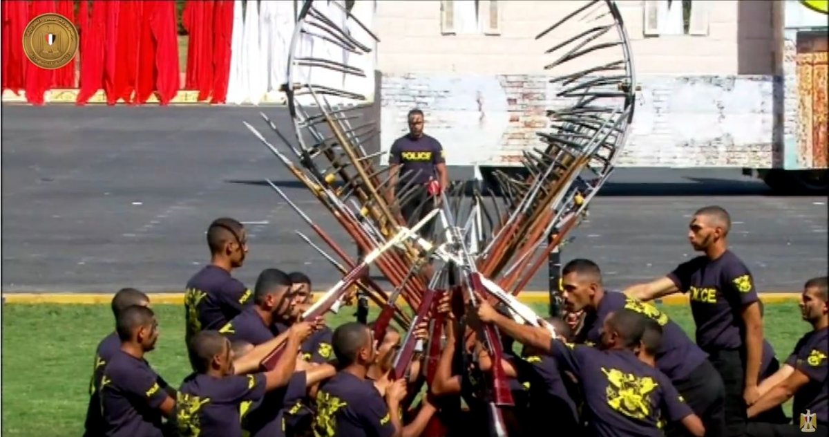 Sisi ordusundan ‘sirk’ gösterisi