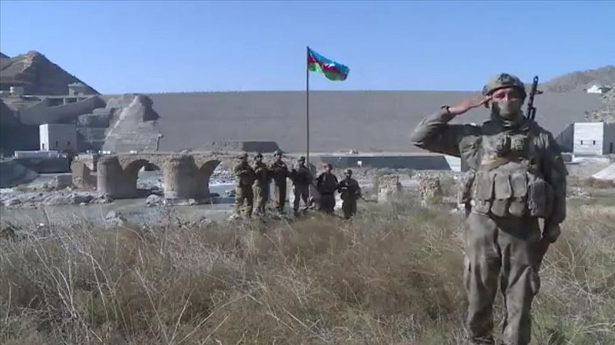 Azerbaycan, gözaltındaki 8 askeri Ermenistan'a iade etti