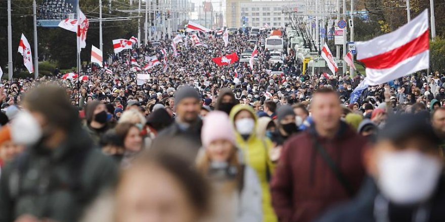Müdahale tehdidine rağmen Belarus'ta gösterilerin 10. haftasında on binler sokağa çıktı