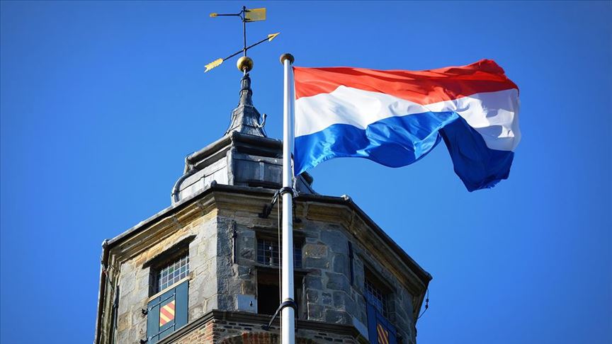 Hollanda'da hükümet istifa etti