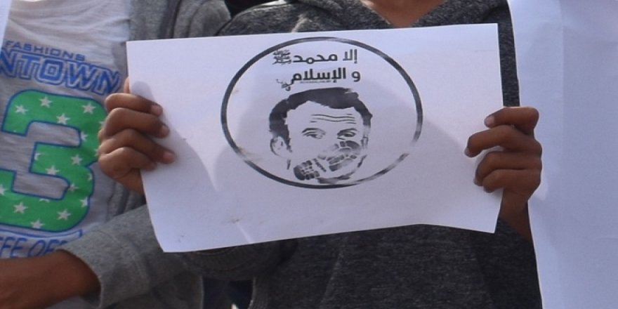 Macron, Suriye'de protesto edildi