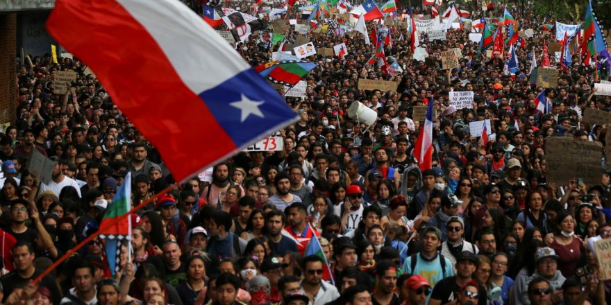 Şili'de anayasanın yeniden yazılması isteniyor