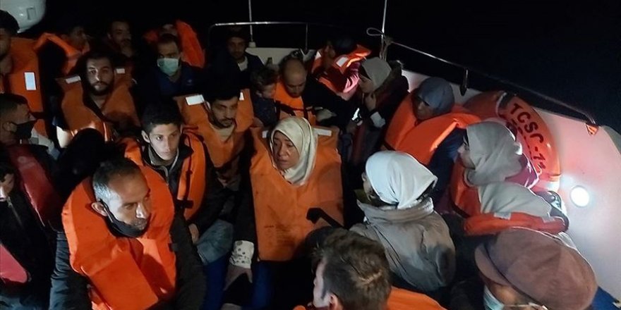 Türkiye kara sularına geri itilen 33 göçmen kurtarıldı