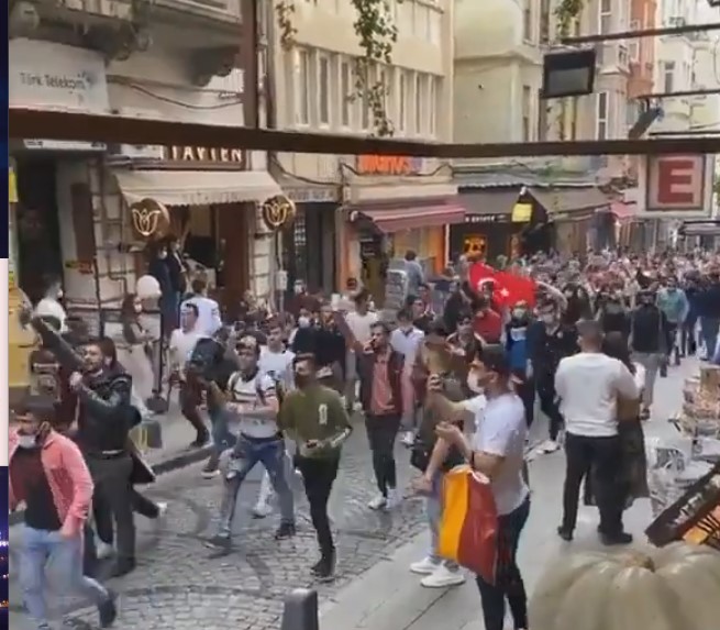 Suriyeli Gençler Fransa'nın İslam karşıtlığını protesto etti