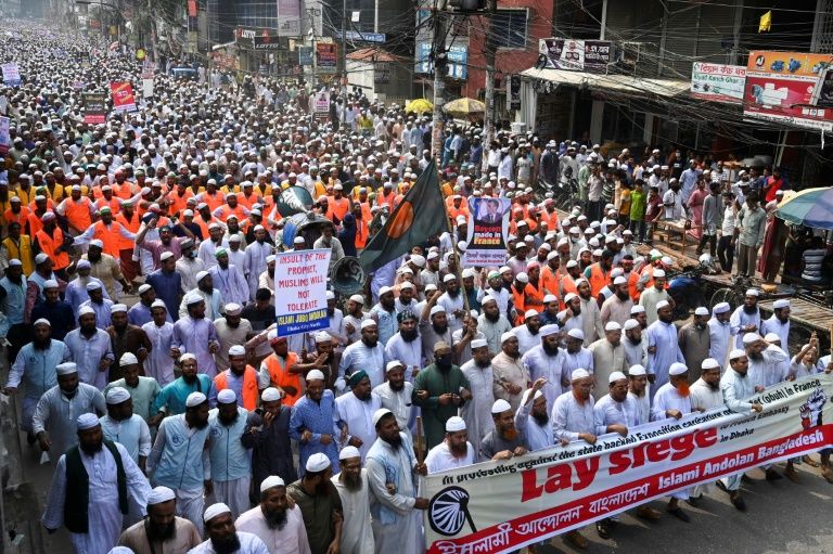 Bangladeş'te on binlerce Müslüman Fransa’yı protesto etti