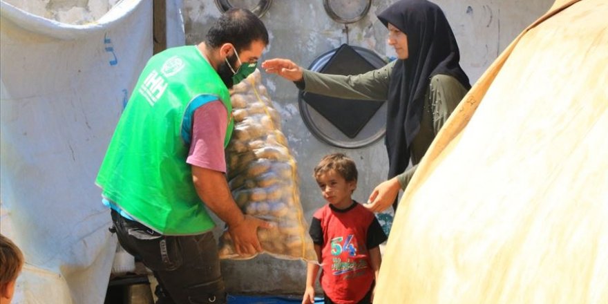 İHH İdlib ve Halep kırsalındaki ailelere 200 ton patates dağıttı