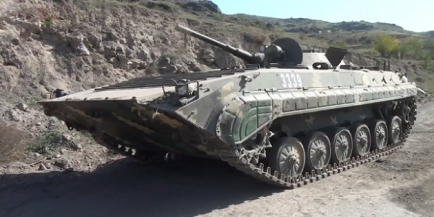 Azerbaycan, Ermenistan'ın mevzide bıraktığı araç ve silahların görüntülerini paylaştı