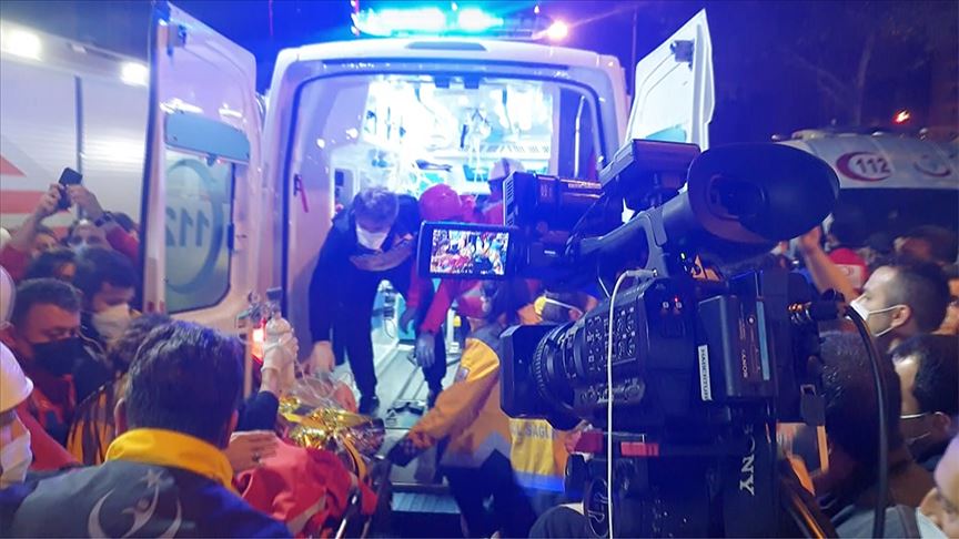 Enkazdan 33 saat sonra bir yaralı çıkarıldı