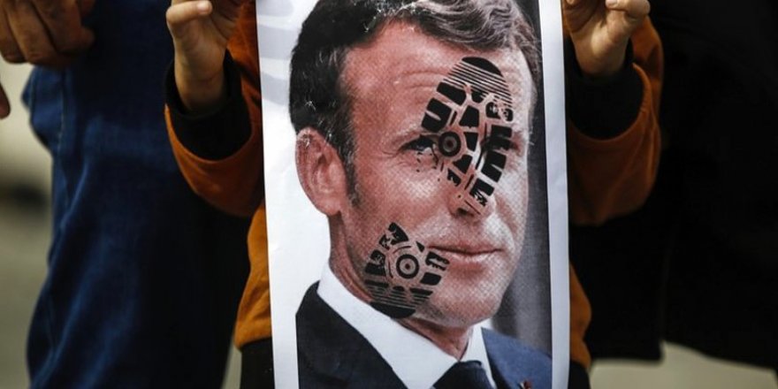 Tüm yabancı düşmanı politikacılar gibi Macron da İslamofobik söylemlerinden puan topluyor