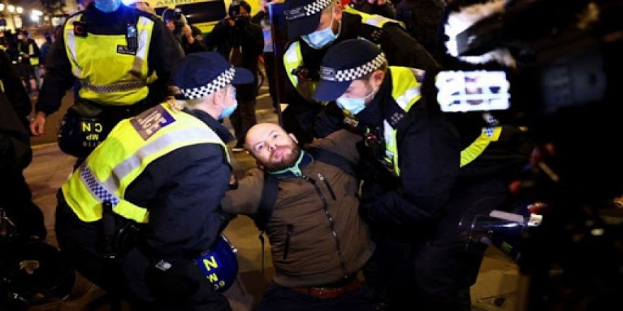 İngiltere'de karantina protestosunda 104 kişi gözaltına alındı