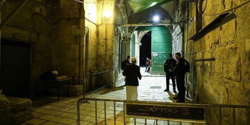 Siyonist İsrail 2 bin Filistinlinin Mescid-i Aksa’ya girişine izin vermedi