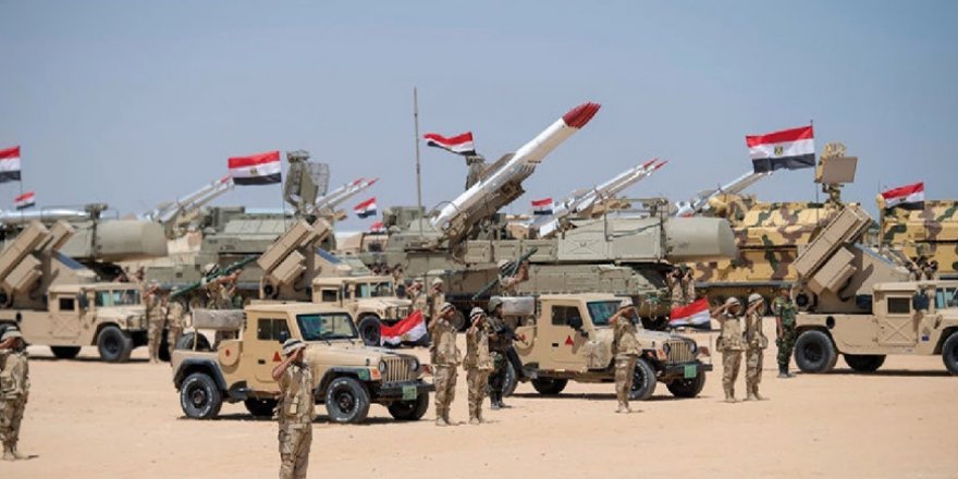 Mısır'da yönetim koronavirüsle mücadele yerine ordunun harcamalarına öncelik veriyor