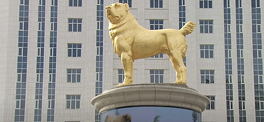  Türkmenistan Başkanı, en sevdiği köpeğin altın heykelini diktirdi