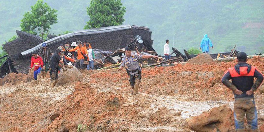 Endonezya'yı heyelan vurdu: 5 ölü
