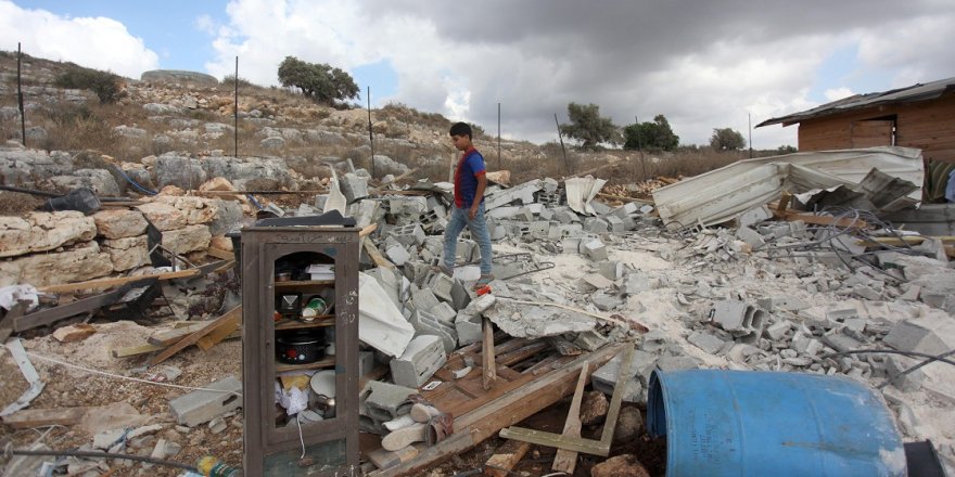 Siyonistler Batı Şeria’da Filistinlilere ait yapıları yıktı